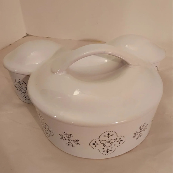 Disney White & Black Mickey Mouse Casserole Dish with Lid Snowflake Design - Picture 1 of 10